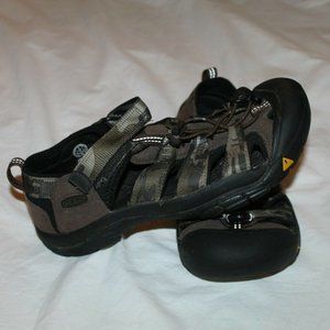 Keen Boys Youth Size 4 Sandals GUC FINAL PRICE